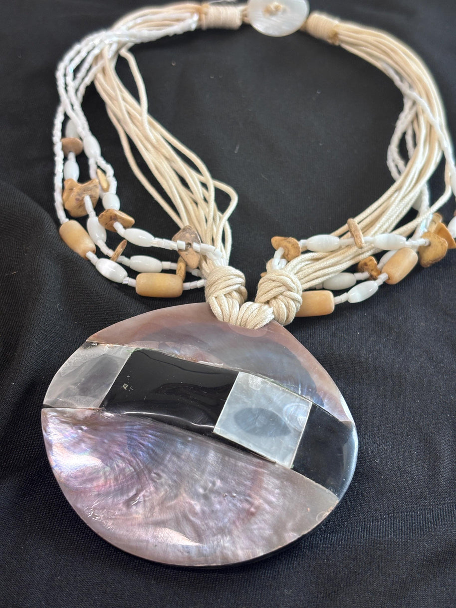 Collana boho multifilo beige con ciondolo in madreperla | Collana etnica con cordino e perline in legno | Gioiello estate donna