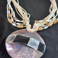 Collana boho multifilo beige con ciondolo in madreperla | Collana etnica con cordino e perline in legno | Gioiello estate donna