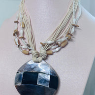 Collana boho multifilo beige con ciondolo in madreperla | Collana etnica con cordino e perline in legno | Gioiello estate donna