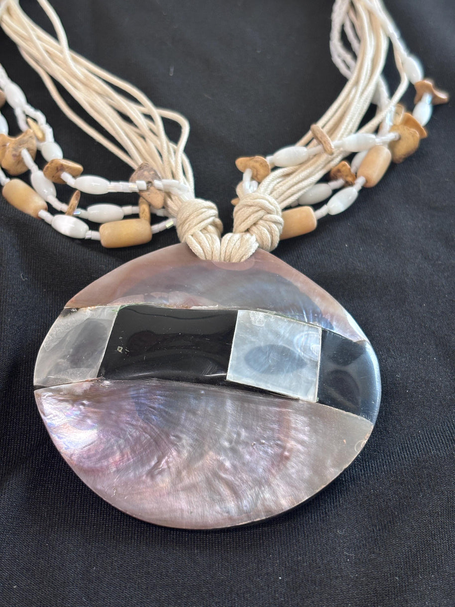 Collana boho multifilo beige con ciondolo in madreperla | Collana etnica con cordino e perline in legno | Gioiello estate donna