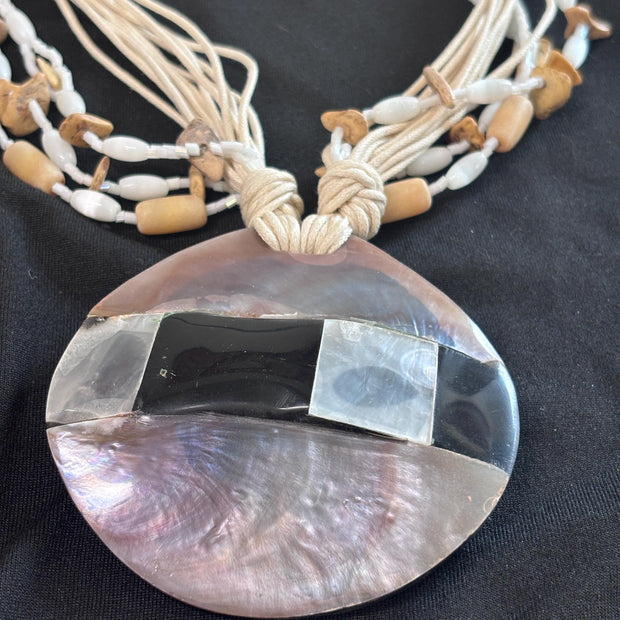 Collana boho multifilo beige con ciondolo in madreperla | Collana etnica con cordino e perline in legno | Gioiello estate donna