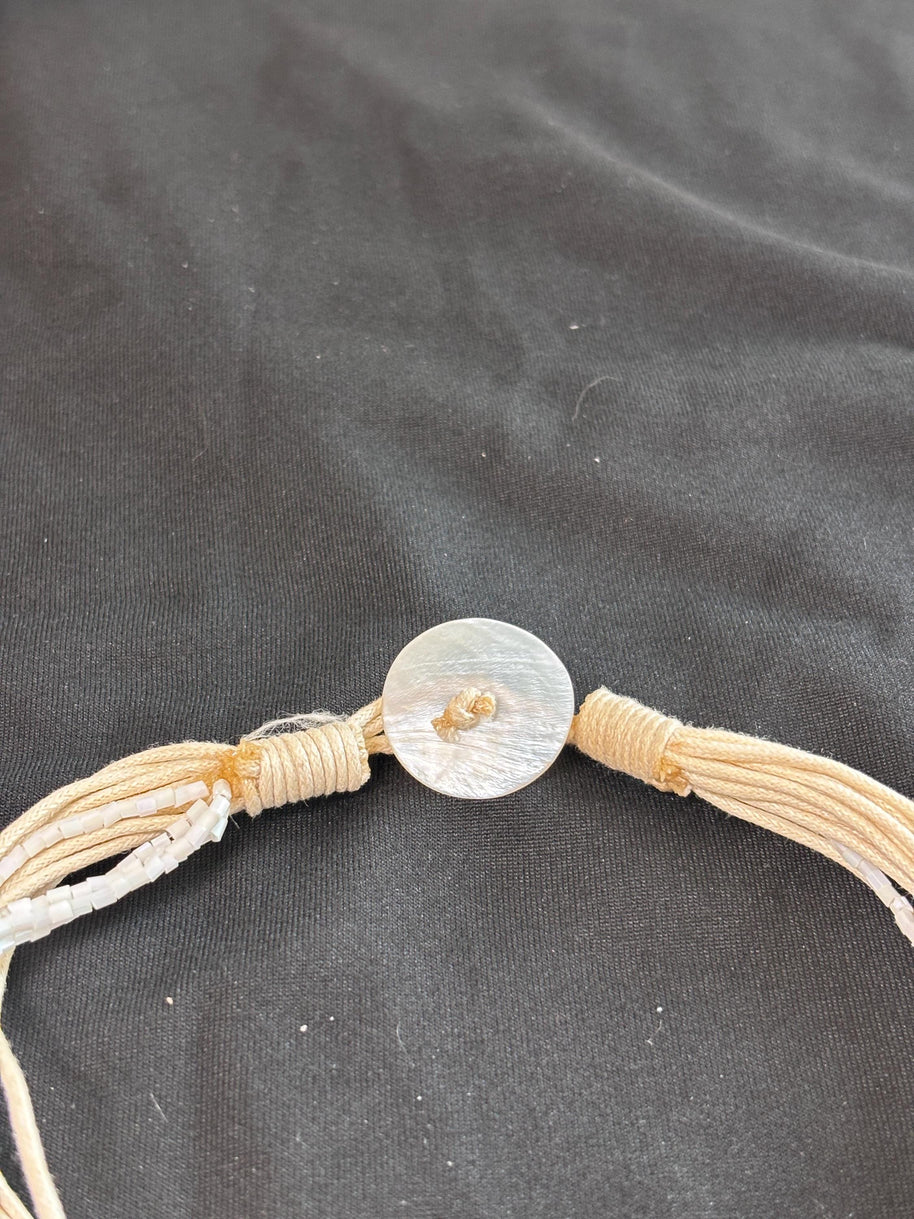 Collana boho multifilo beige con ciondolo in madreperla | Collana etnica con cordino e perline in legno | Gioiello estate donna