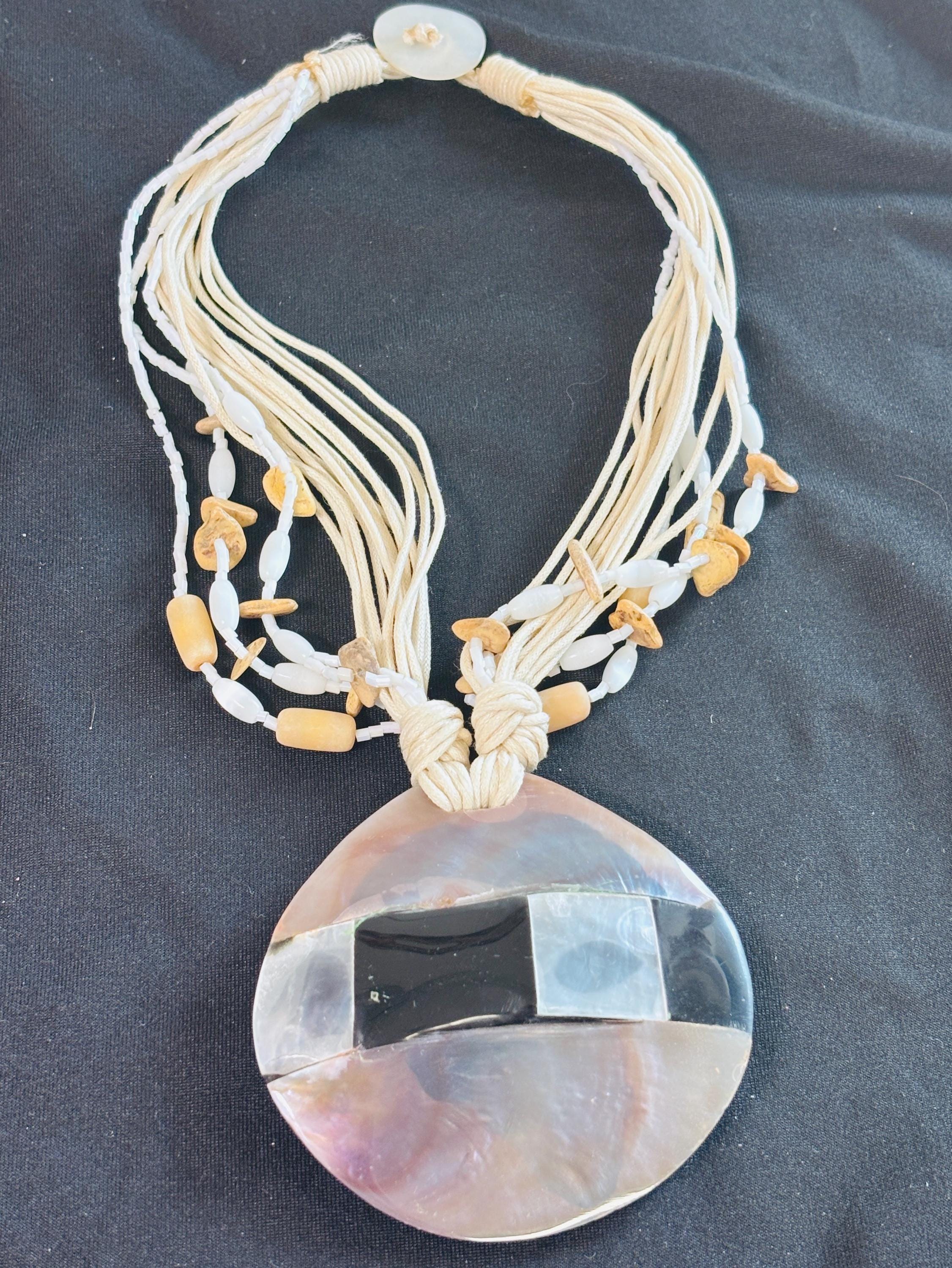 Collana boho multifilo beige con ciondolo in madreperla | Collana etnica con cordino e perline in legno | Gioiello estate donna