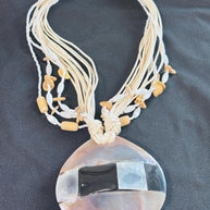 Collana boho multifilo beige con ciondolo in madreperla | Collana etnica con cordino e perline in legno | Gioiello estate donna