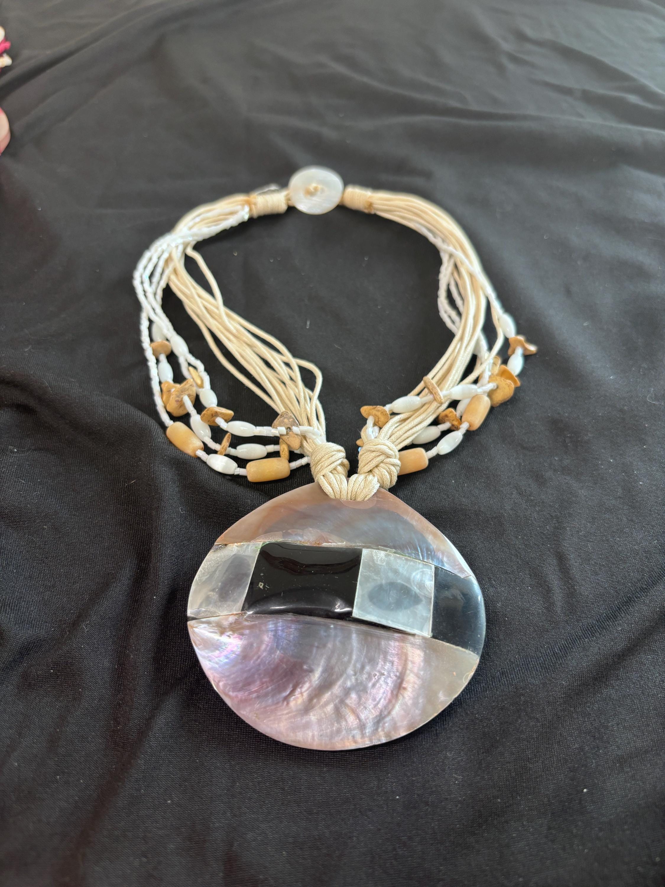 Collana boho multifilo beige con ciondolo in madreperla | Collana etnica con cordino e perline in legno | Gioiello estate donna