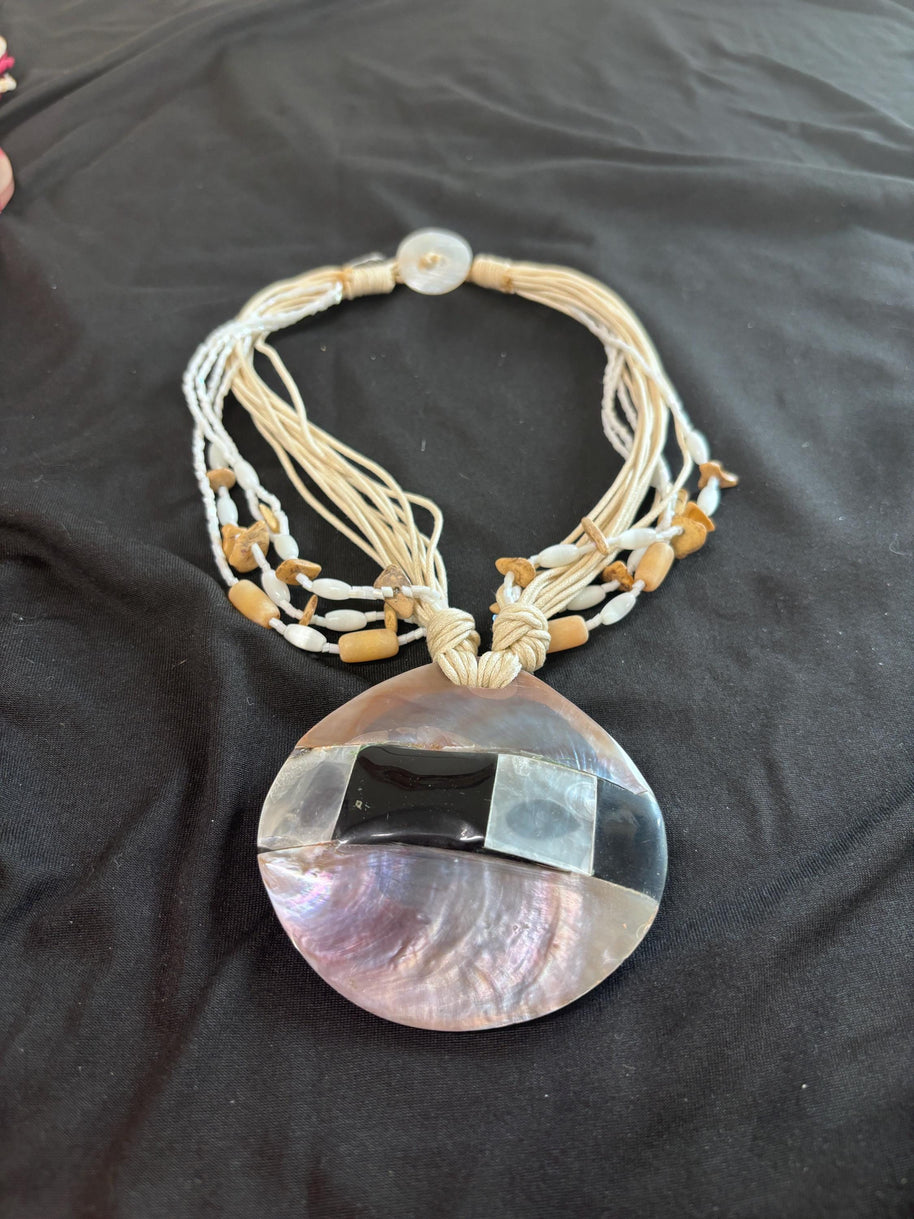 Collana boho multifilo beige con ciondolo in madreperla | Collana etnica con cordino e perline in legno | Gioiello estate donna