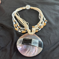 Collana boho multifilo beige con ciondolo in madreperla | Collana etnica con cordino e perline in legno | Gioiello estate donna