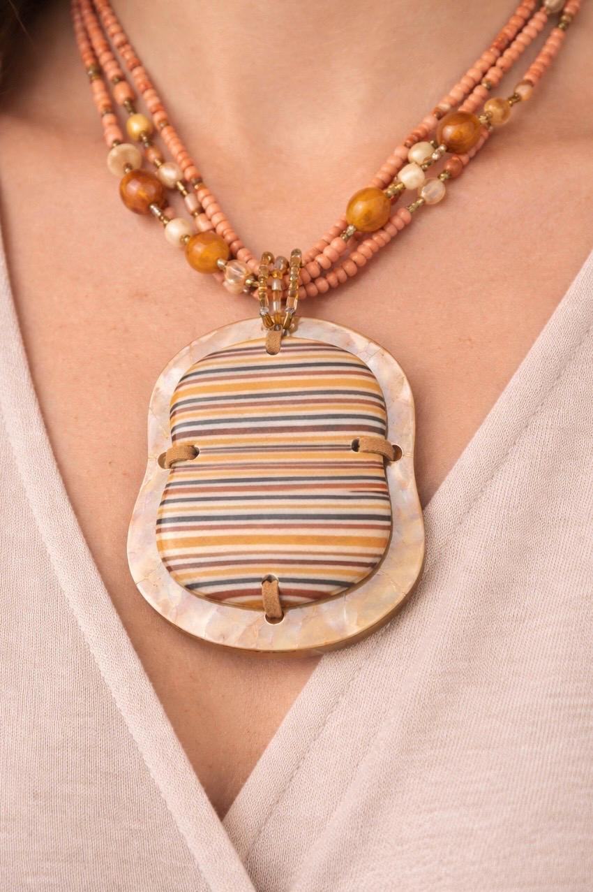 Collana boho multifilo arancio con ciondolo in madreperla e legno | Collana etnica donna con perline | Gioiello estate donna