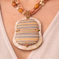 Collana boho multifilo arancio con ciondolo in madreperla e legno | Collana etnica donna con perline | Gioiello estate donna