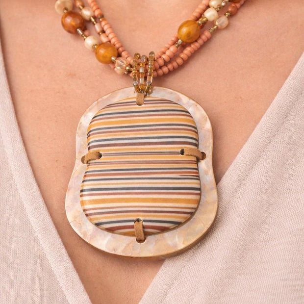 Collana boho multifilo arancio con ciondolo in madreperla e legno | Collana etnica donna con perline | Gioiello estate donna