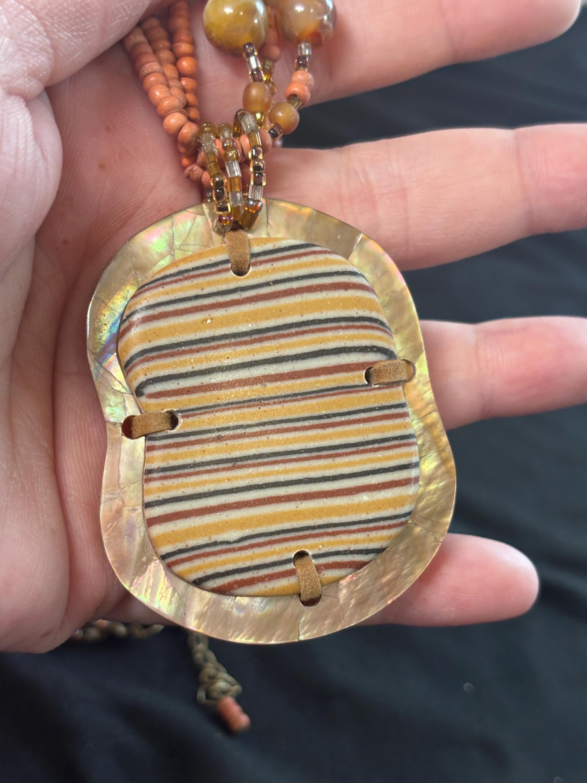 Collana boho multifilo arancio con ciondolo in madreperla e legno | Collana etnica donna con perline | Gioiello estate donna