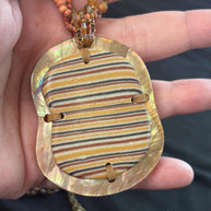 Collana boho multifilo arancio con ciondolo in madreperla e legno | Collana etnica donna con perline | Gioiello estate donna