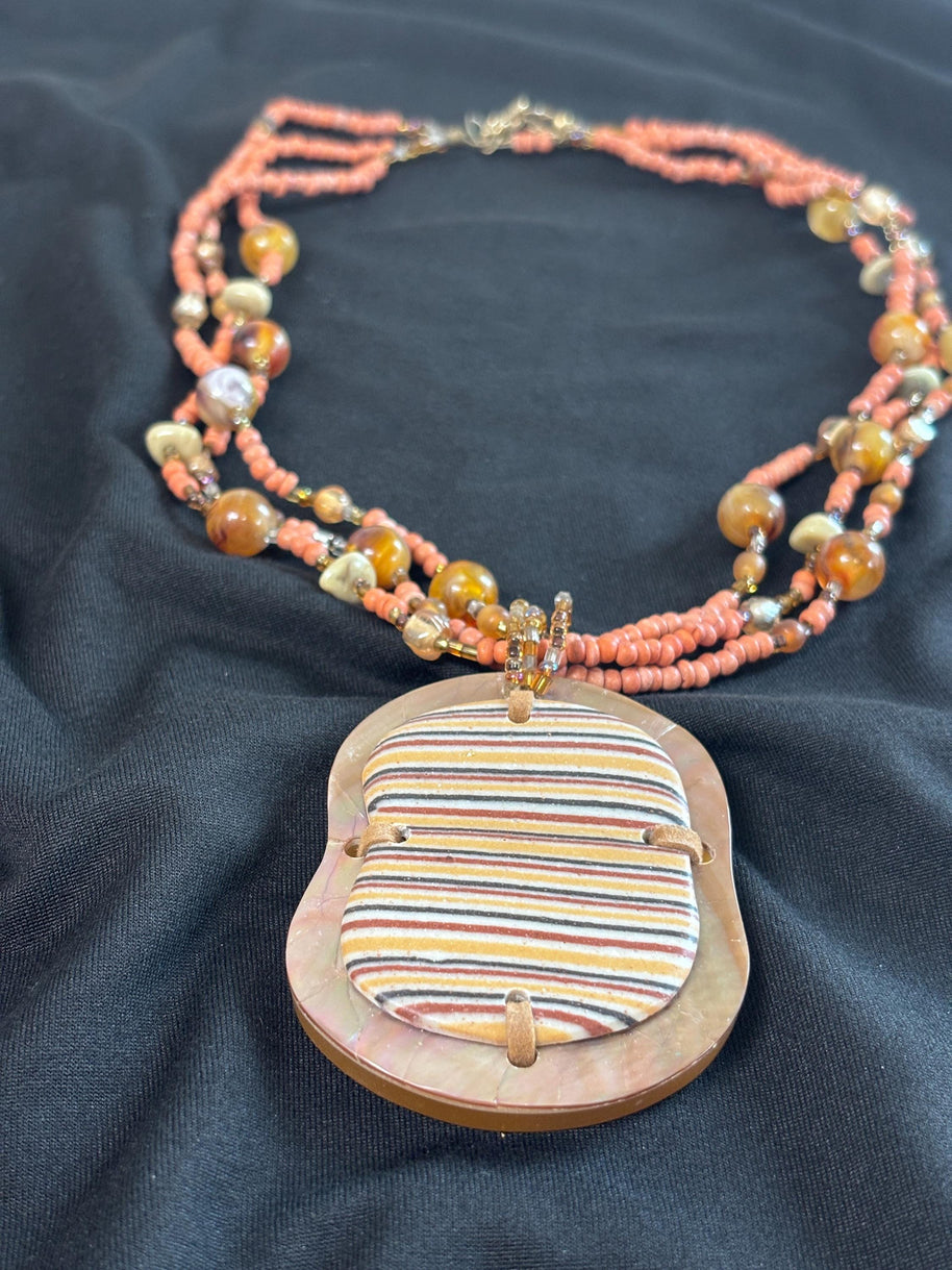 Collana boho multifilo arancio con ciondolo in madreperla e legno | Collana etnica donna con perline | Gioiello estate donna