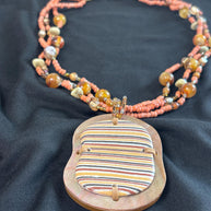 Collana boho multifilo arancio con ciondolo in madreperla e legno | Collana etnica donna con perline | Gioiello estate donna