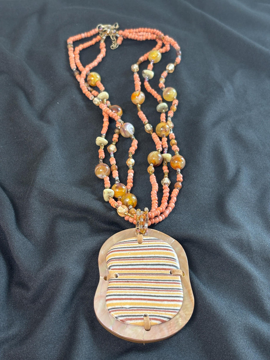 Collana boho multifilo arancio con ciondolo in madreperla e legno | Collana etnica donna con perline | Gioiello estate donna