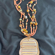 Collana boho multifilo arancio con ciondolo in madreperla e legno | Collana etnica donna con perline | Gioiello estate donna