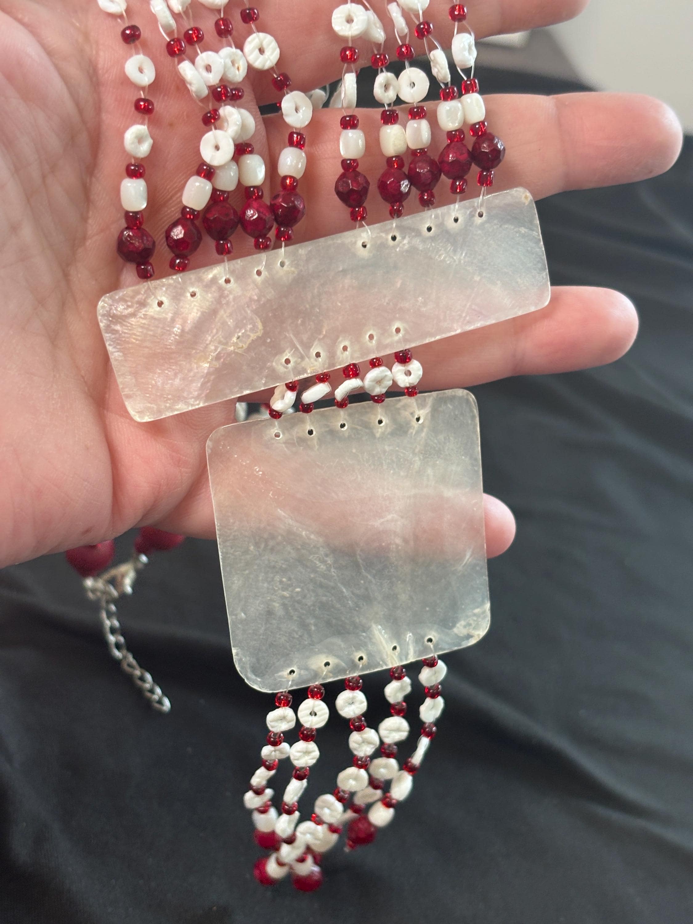 Collana boho multifilo bianco rosso con ciondolo in madreperla | Collana etnica lunga con perline | Gioiello estate donna