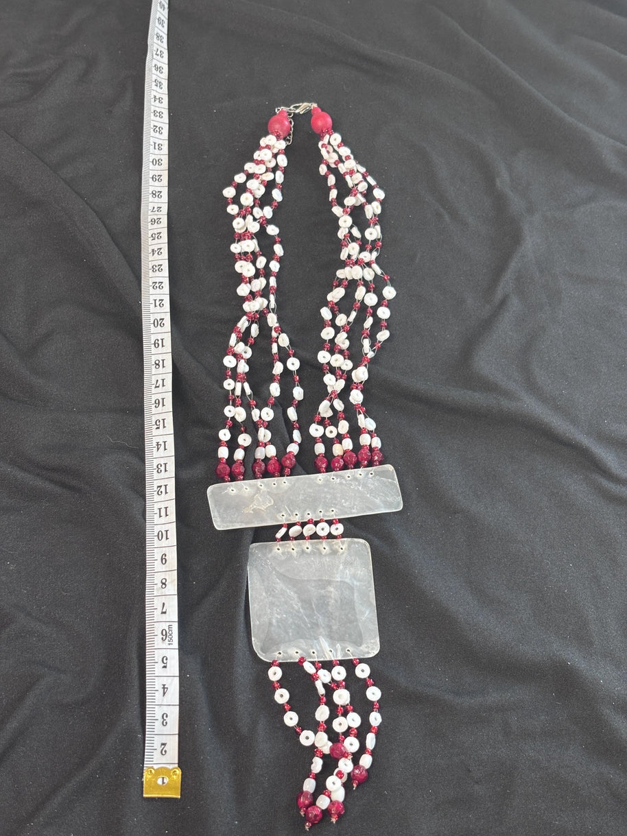 Collana boho multifilo bianco rosso con ciondolo in madreperla | Collana etnica lunga con perline | Gioiello estate donna