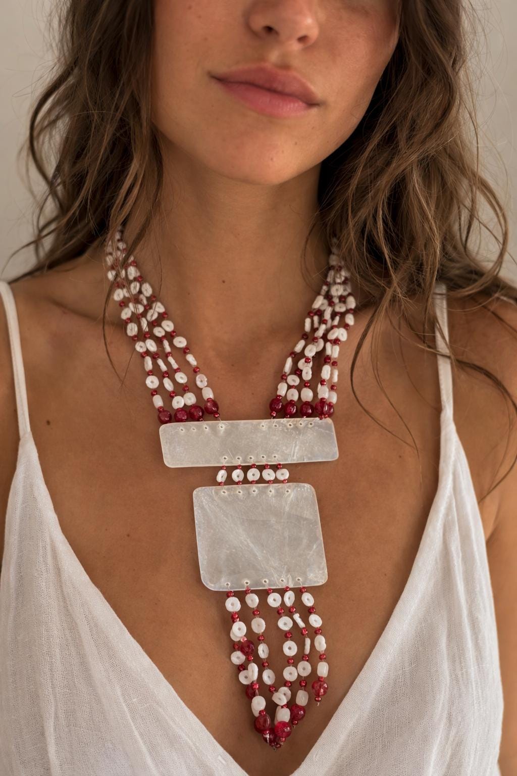 Collana boho multifilo bianco rosso con ciondolo in madreperla | Collana etnica lunga con perline | Gioiello estate donna