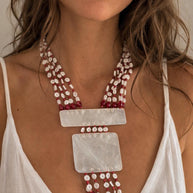 Collana boho multifilo bianco rosso con ciondolo in madreperla | Collana etnica lunga con perline | Gioiello estate donna