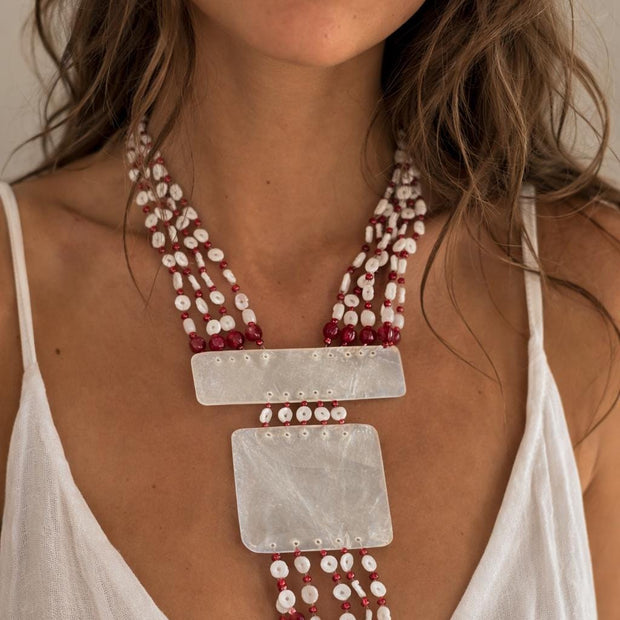 Collana boho multifilo bianco rosso con ciondolo in madreperla | Collana etnica lunga con perline | Gioiello estate donna