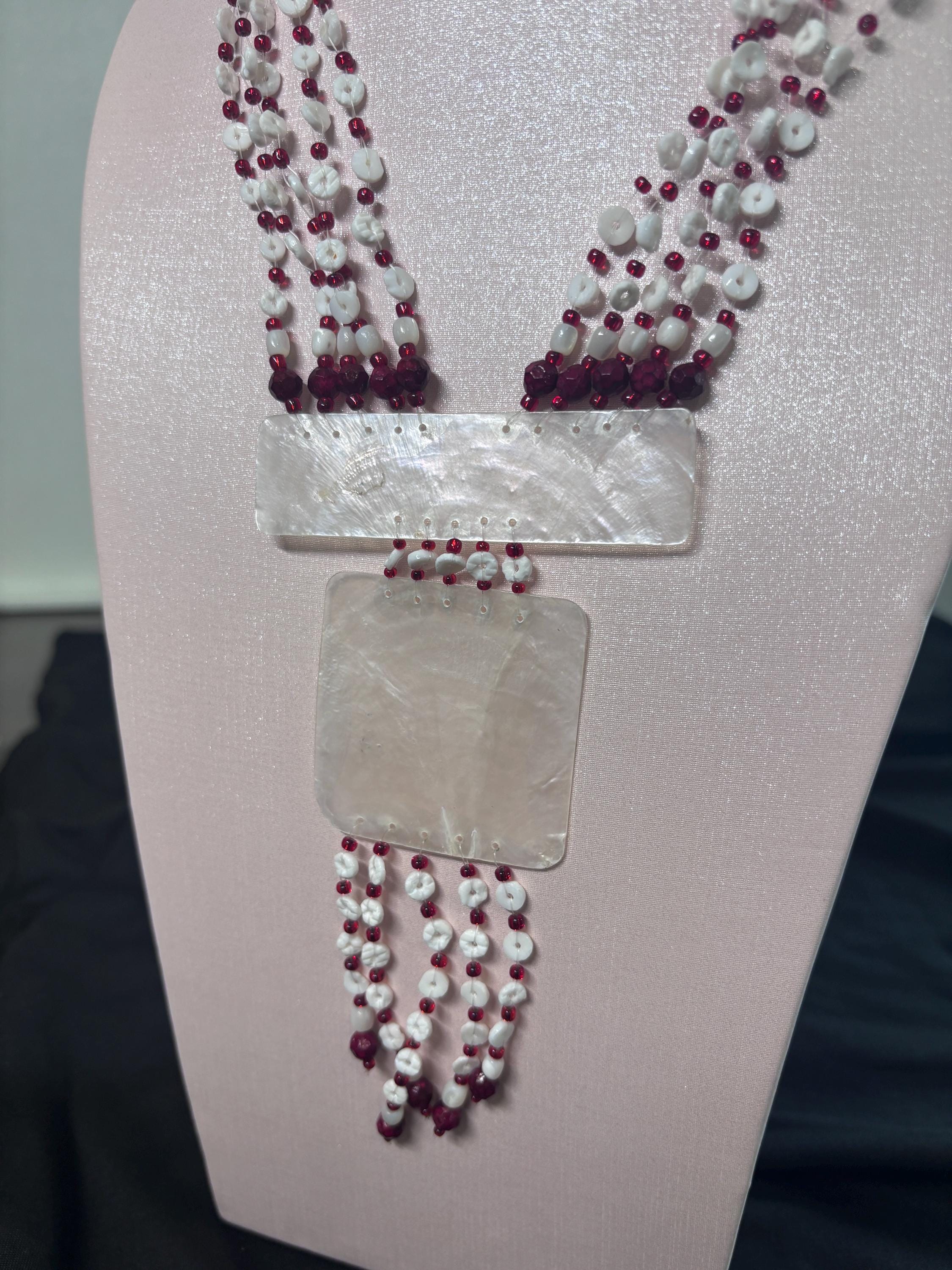Collana boho multifilo bianco rosso con ciondolo in madreperla | Collana etnica lunga con perline | Gioiello estate donna