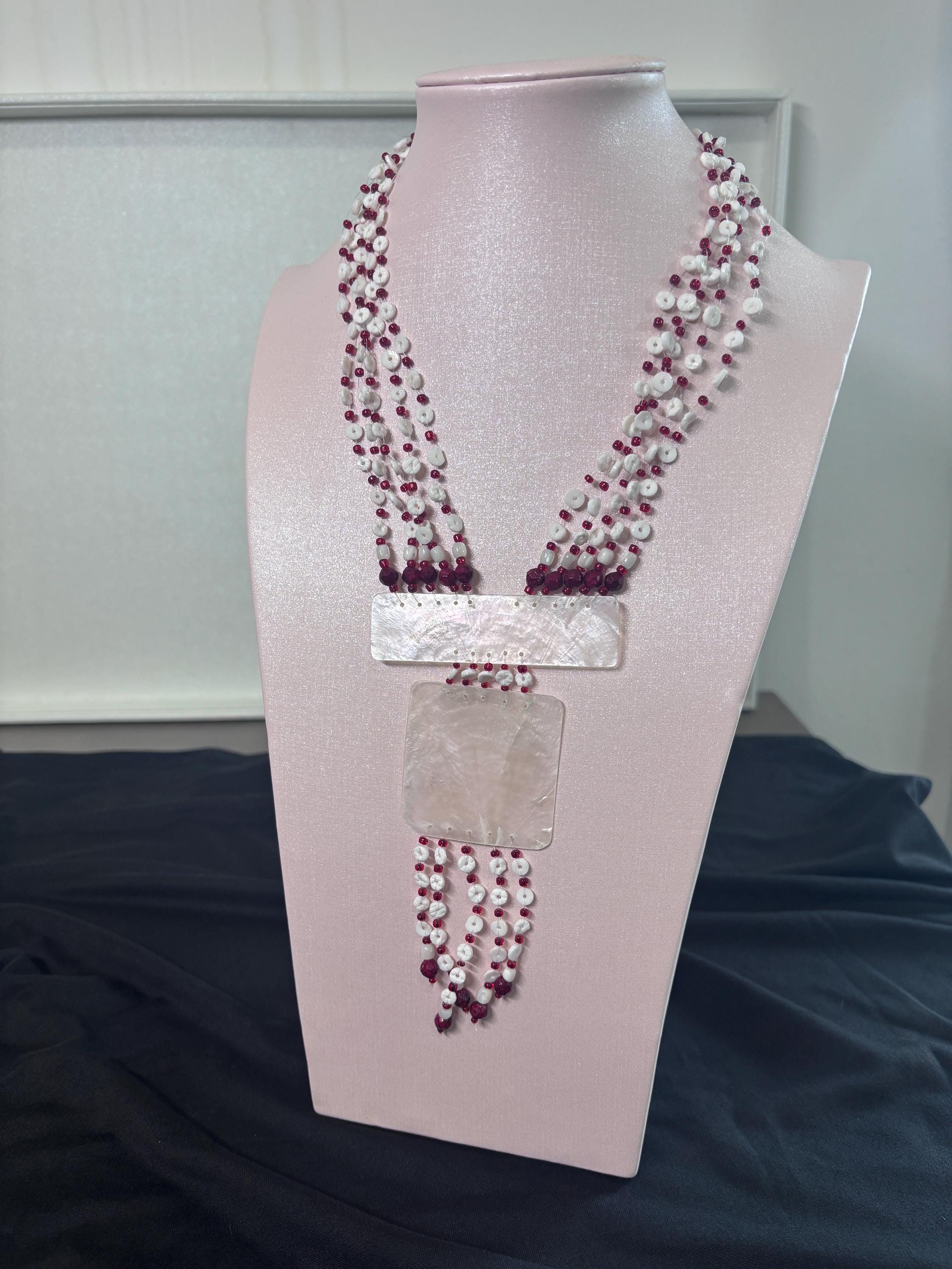 Collana boho multifilo bianco rosso con ciondolo in madreperla | Collana etnica lunga con perline | Gioiello estate donna