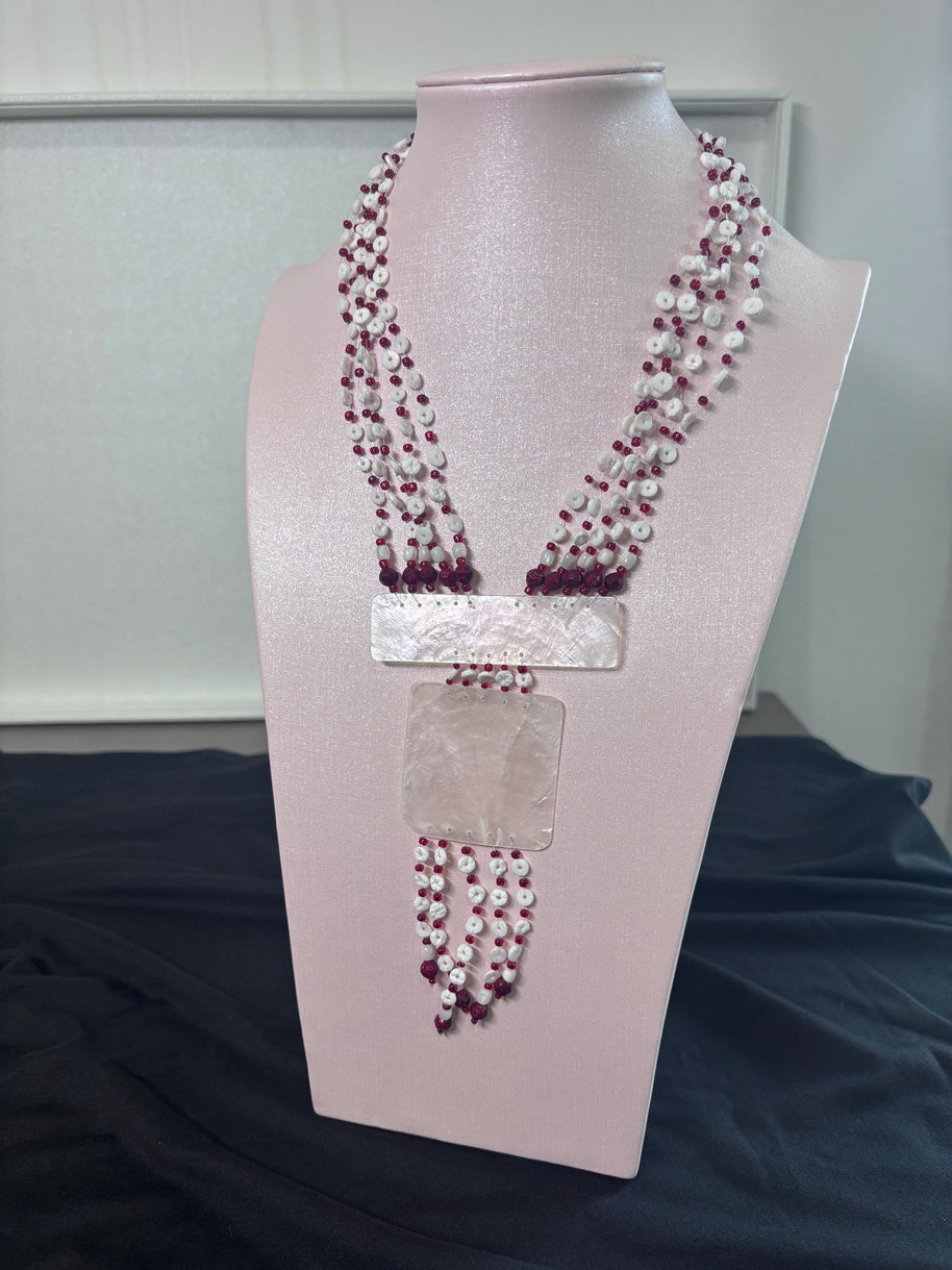 Collana boho multifilo bianco rosso con ciondolo in madreperla | Collana etnica lunga con perline | Gioiello estate donna
