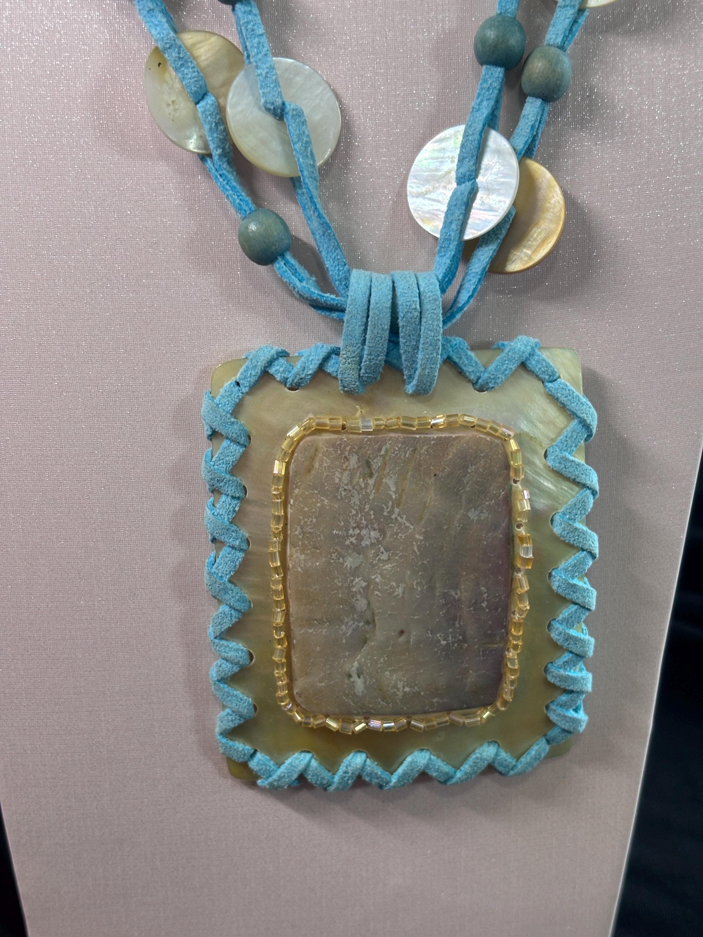 Collana boho turchese con grande ciondolo in madreperla e pietra naturale | Collana etnica con cordino e dischi madreperla | Gioiello estate