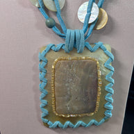 Collana boho turchese con grande ciondolo in madreperla e pietra naturale | Collana etnica con cordino e dischi madreperla | Gioiello estate