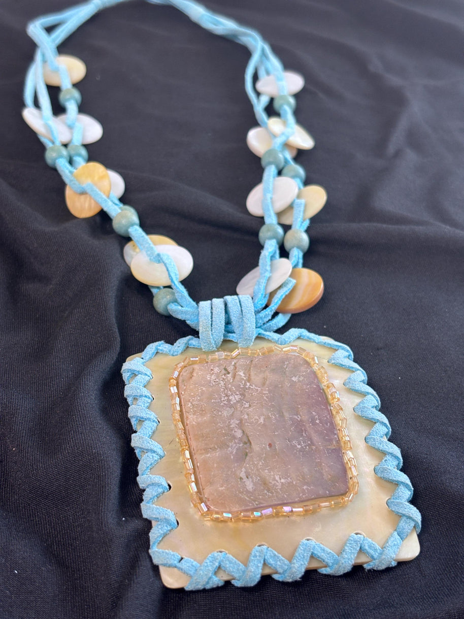 Collana boho turchese con grande ciondolo in madreperla e pietra naturale | Collana etnica con cordino e dischi madreperla | Gioiello estate