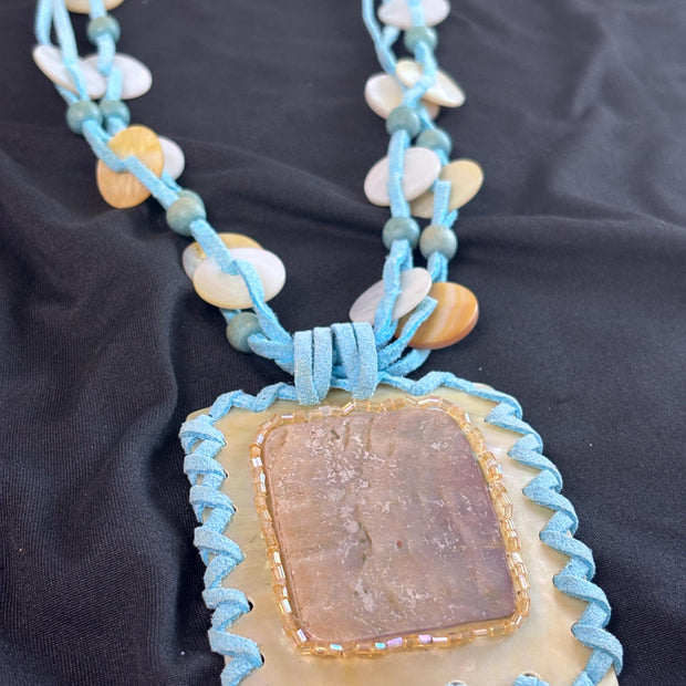 Collana boho turchese con grande ciondolo in madreperla e pietra naturale | Collana etnica con cordino e dischi madreperla | Gioiello estate