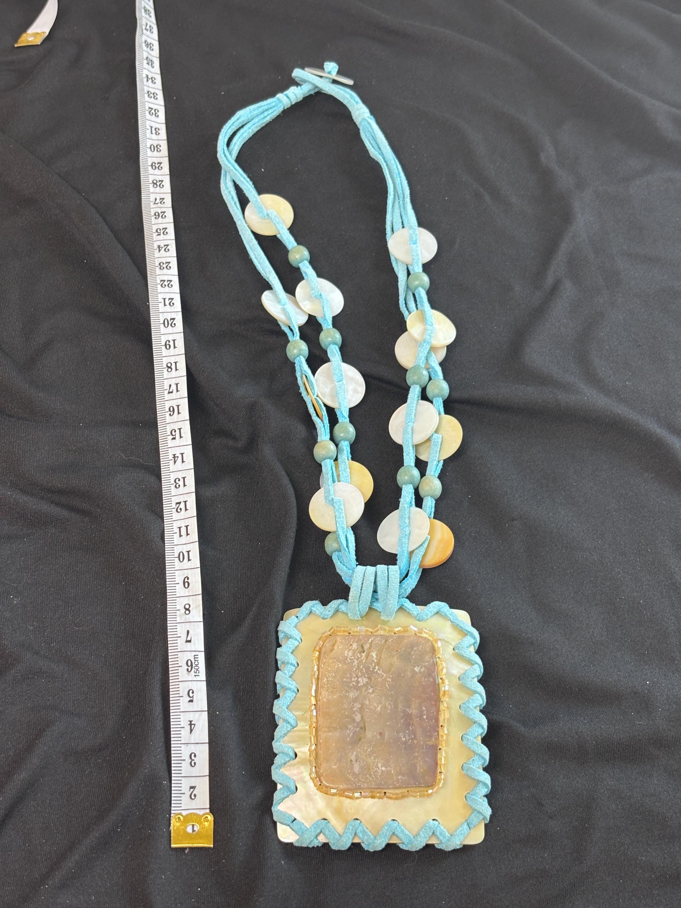 Collana boho turchese con grande ciondolo in madreperla e pietra naturale | Collana etnica con cordino e dischi madreperla | Gioiello estate