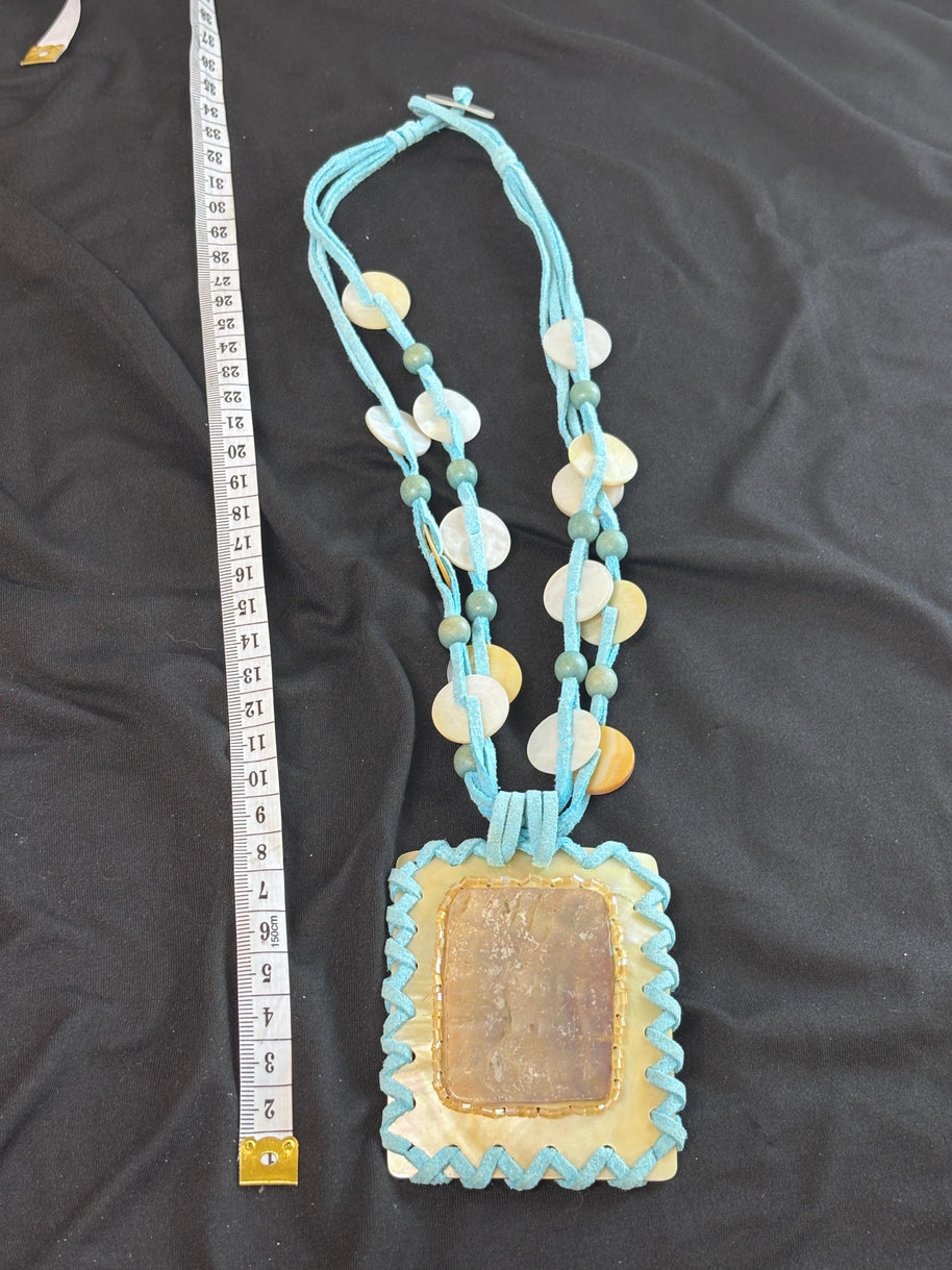 Collana boho turchese con grande ciondolo in madreperla e pietra naturale | Collana etnica con cordino e dischi madreperla | Gioiello estate