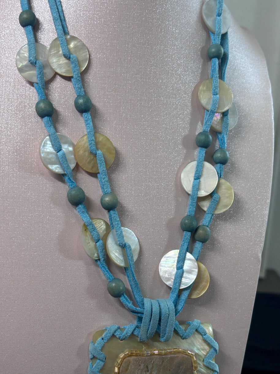 Collana boho turchese con grande ciondolo in madreperla e pietra naturale | Collana etnica con cordino e dischi madreperla | Gioiello estate