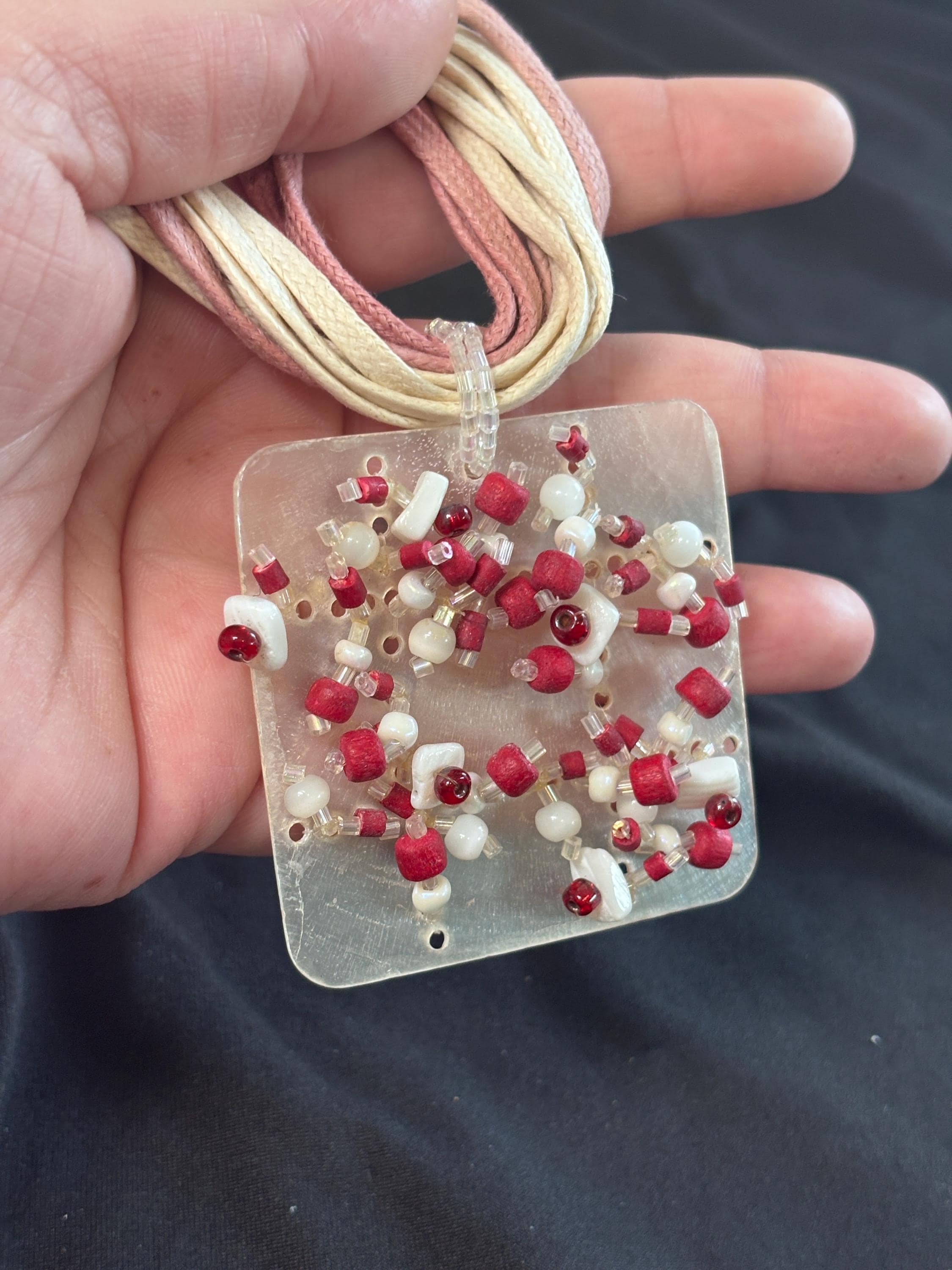 Collana boho rosa e beige con ciondolo in madreperla e perline rosse e bianche | Collana multifilo etnica | Gioiello estate donna