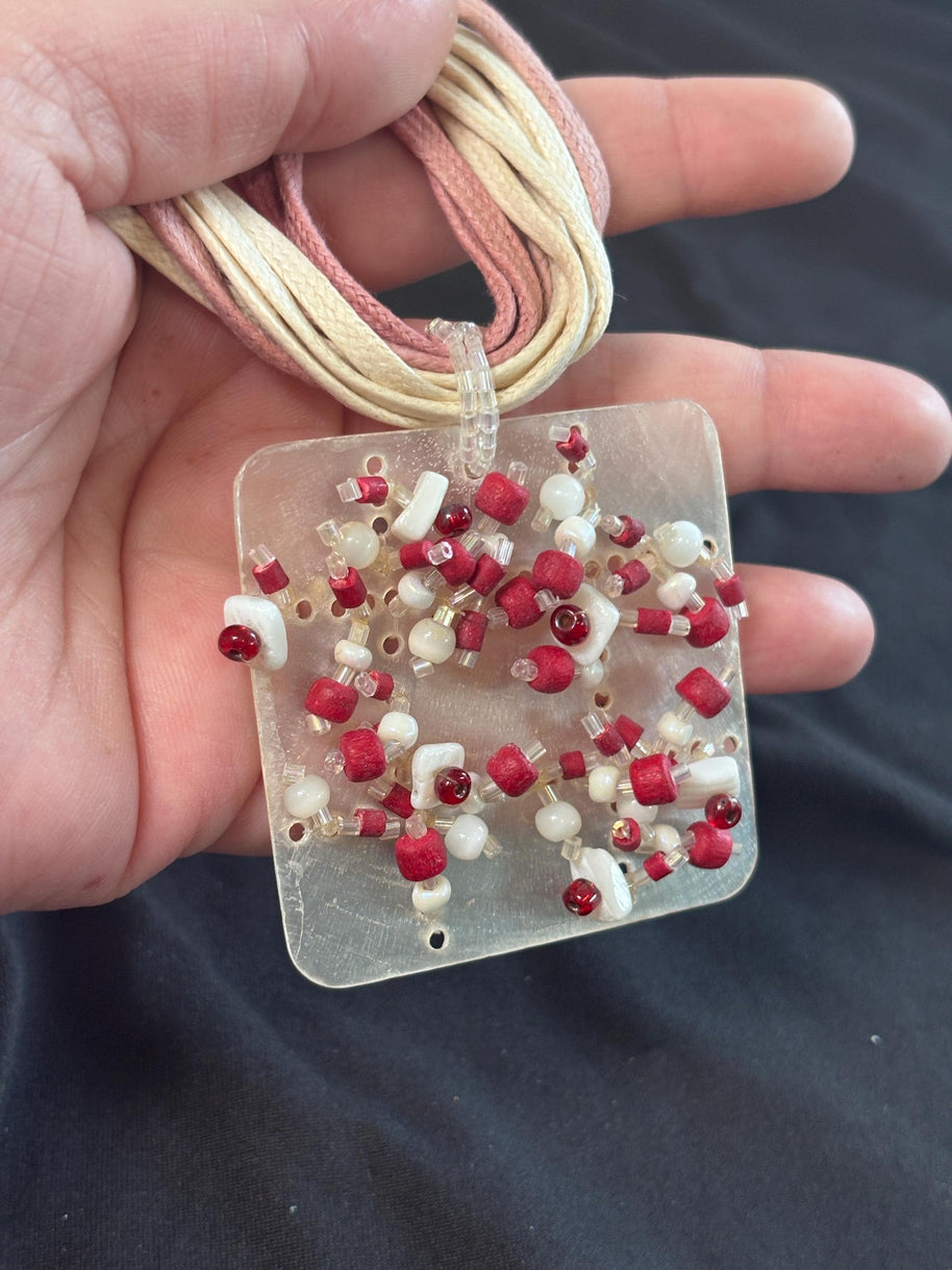 Collana boho rosa e beige con ciondolo in madreperla e perline rosse e bianche | Collana multifilo etnica | Gioiello estate donna
