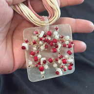 Collana boho rosa e beige con ciondolo in madreperla e perline rosse e bianche | Collana multifilo etnica | Gioiello estate donna