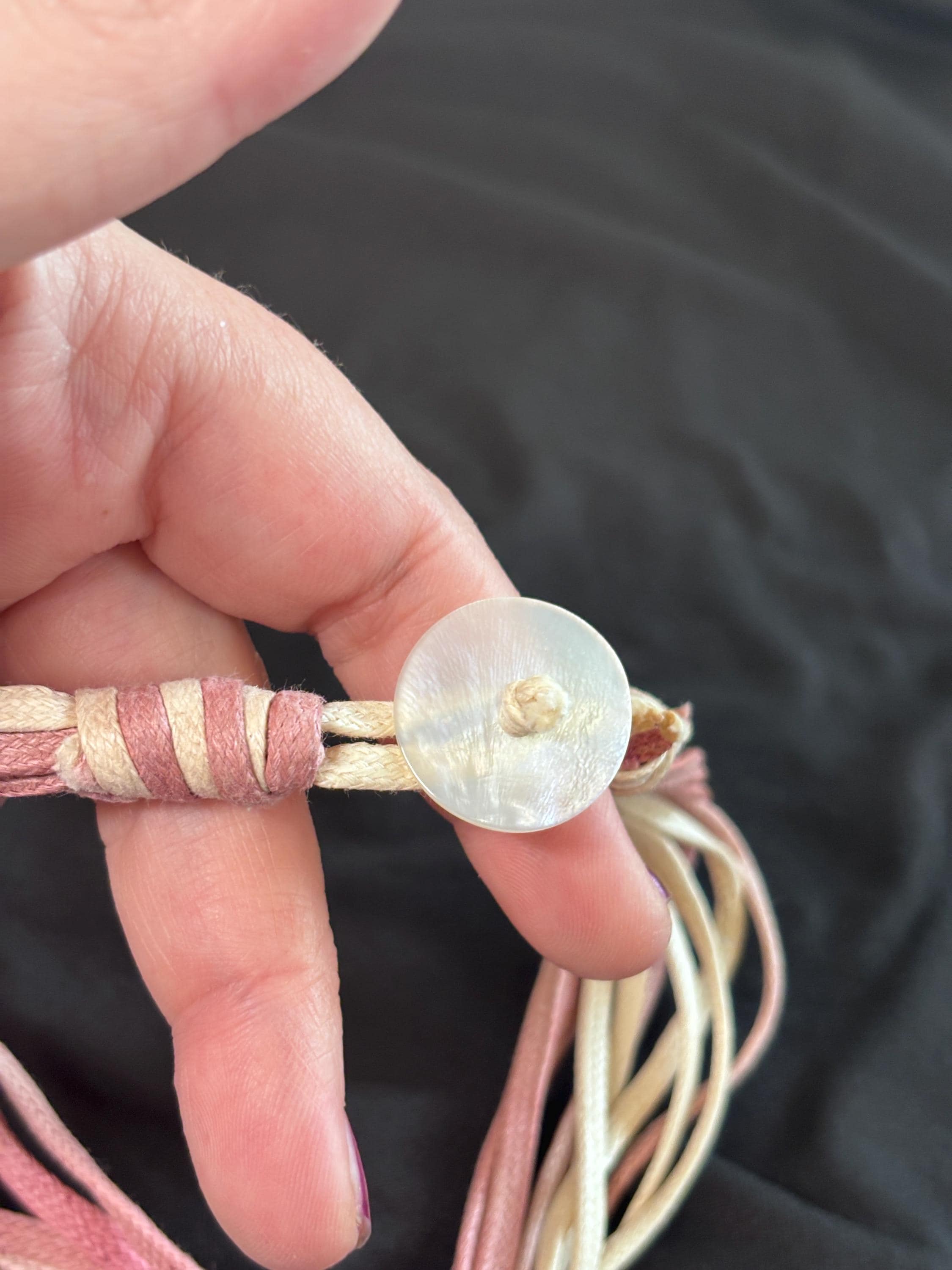 Collana boho rosa e beige con ciondolo in madreperla e perline rosse e bianche | Collana multifilo etnica | Gioiello estate donna