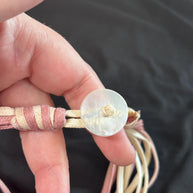 Collana boho rosa e beige con ciondolo in madreperla e perline rosse e bianche | Collana multifilo etnica | Gioiello estate donna