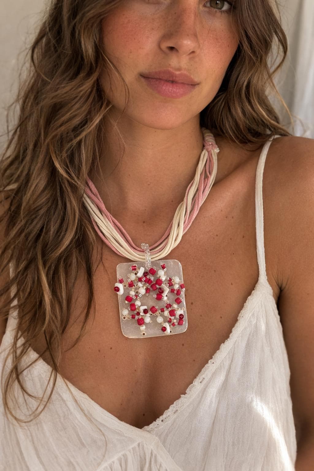 Collana boho rosa e beige con ciondolo in madreperla e perline rosse e bianche | Collana multifilo etnica | Gioiello estate donna
