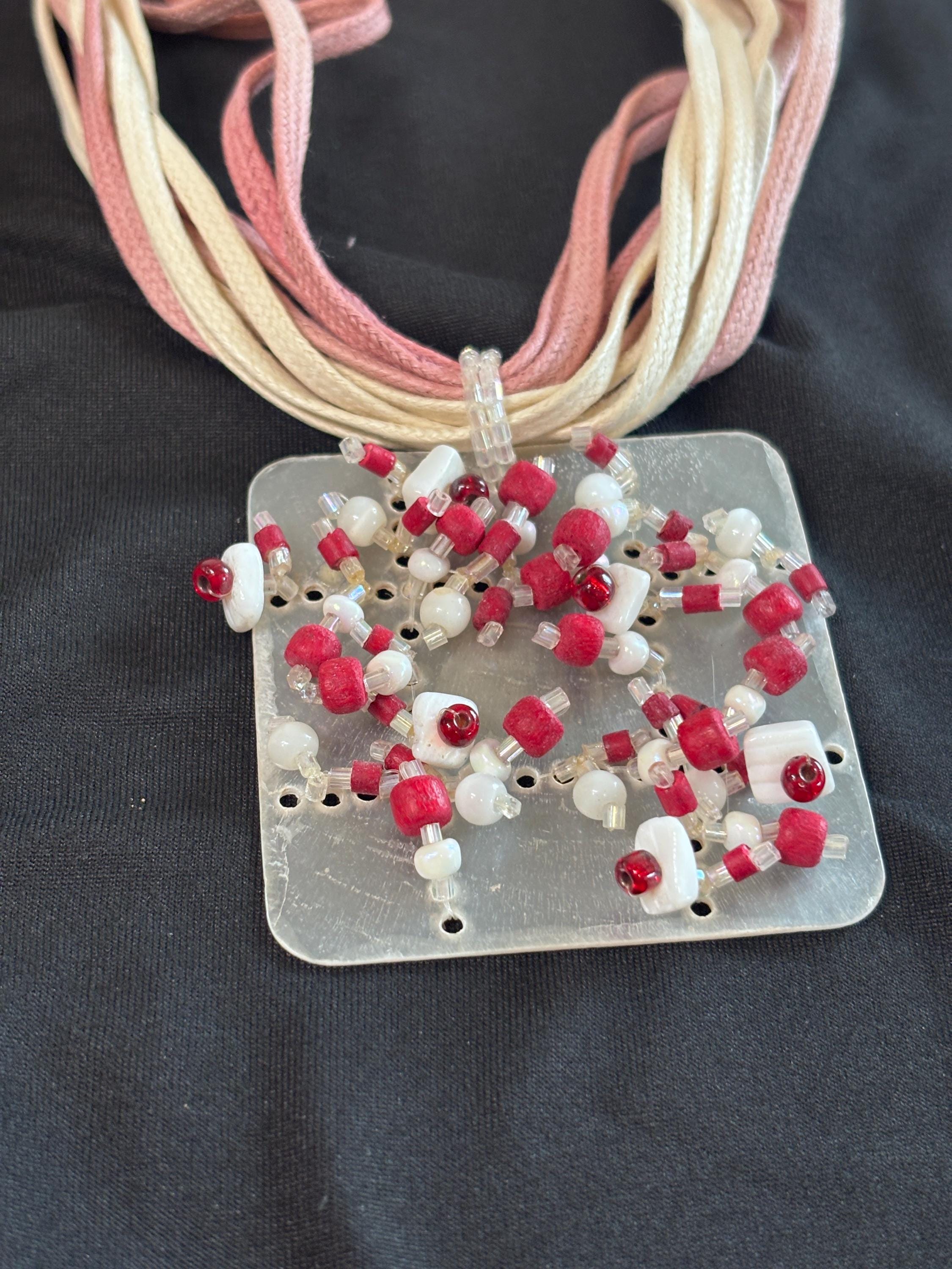 Collana boho rosa e beige con ciondolo in madreperla e perline rosse e bianche | Collana multifilo etnica | Gioiello estate donna