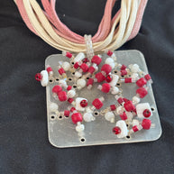 Collana boho rosa e beige con ciondolo in madreperla e perline rosse e bianche | Collana multifilo etnica | Gioiello estate donna
