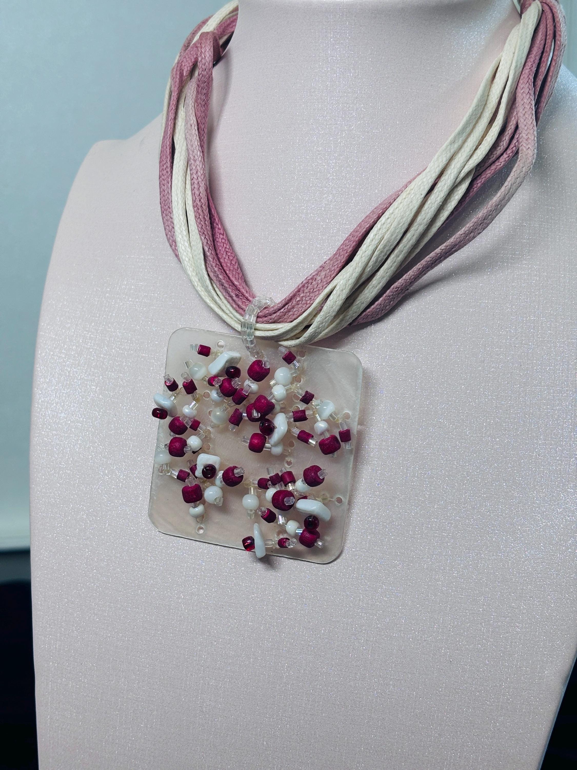 Collana boho rosa e beige con ciondolo in madreperla e perline rosse e bianche | Collana multifilo etnica | Gioiello estate donna