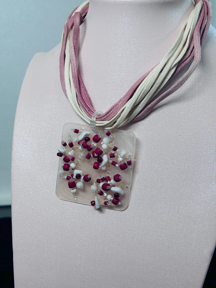Collana boho rosa e beige con ciondolo in madreperla e perline rosse e bianche | Collana multifilo etnica | Gioiello estate donna