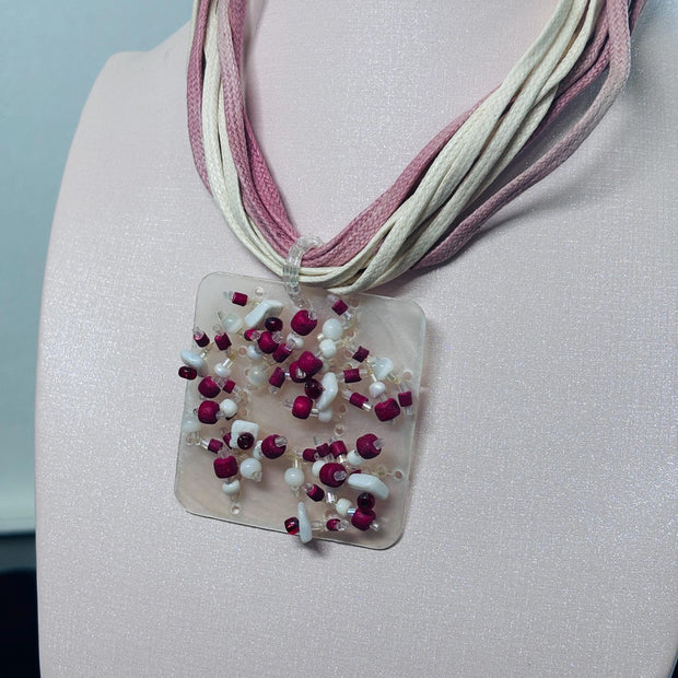 Collana boho rosa e beige con ciondolo in madreperla e perline rosse e bianche | Collana multifilo etnica | Gioiello estate donna