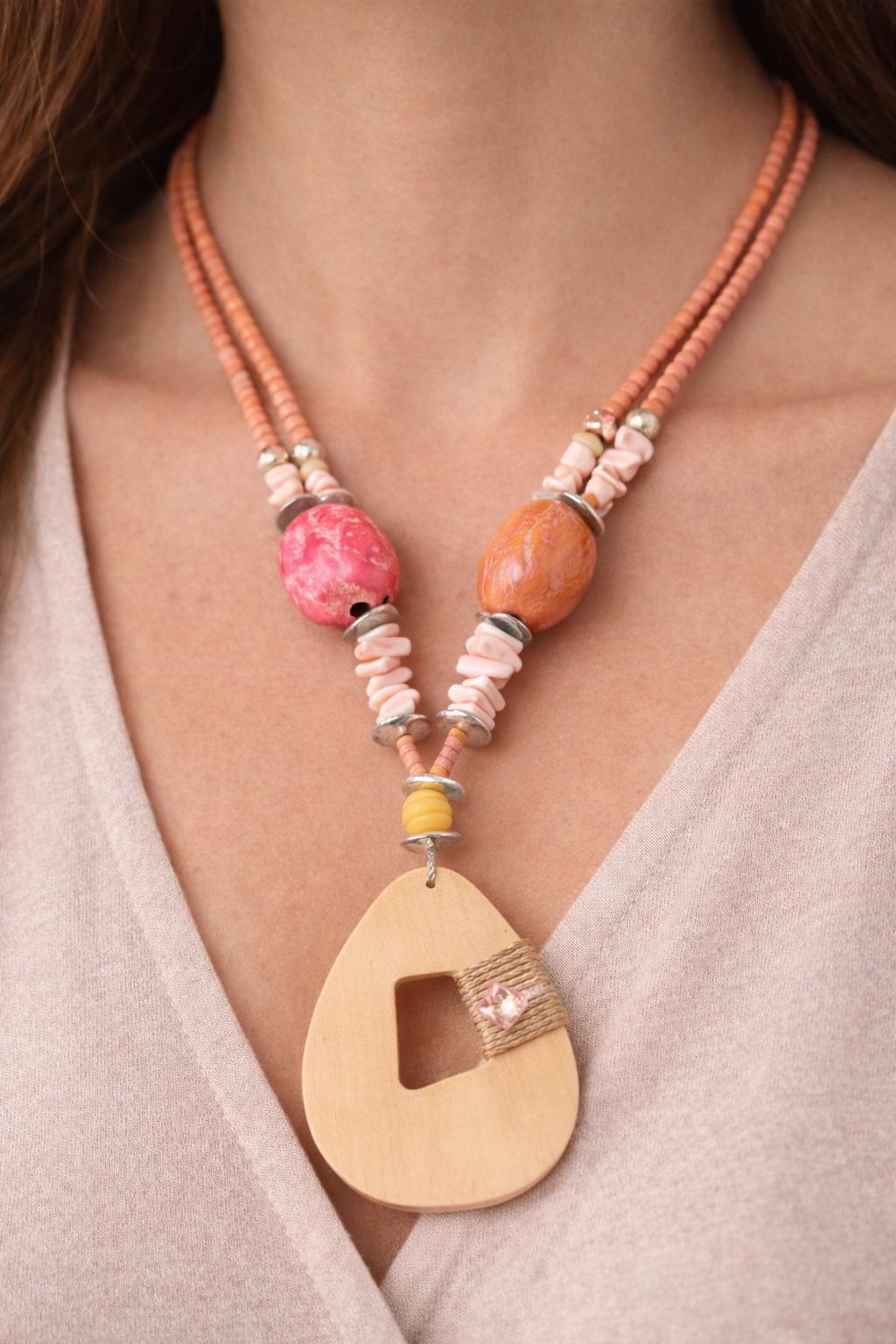 Collana boho rosa con ciondolo in legno | Collana etnica con perline rosa e madreperla | Gioiello estate donna