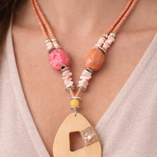 Collana boho rosa con ciondolo in legno | Collana etnica con perline rosa e madreperla | Gioiello estate donna