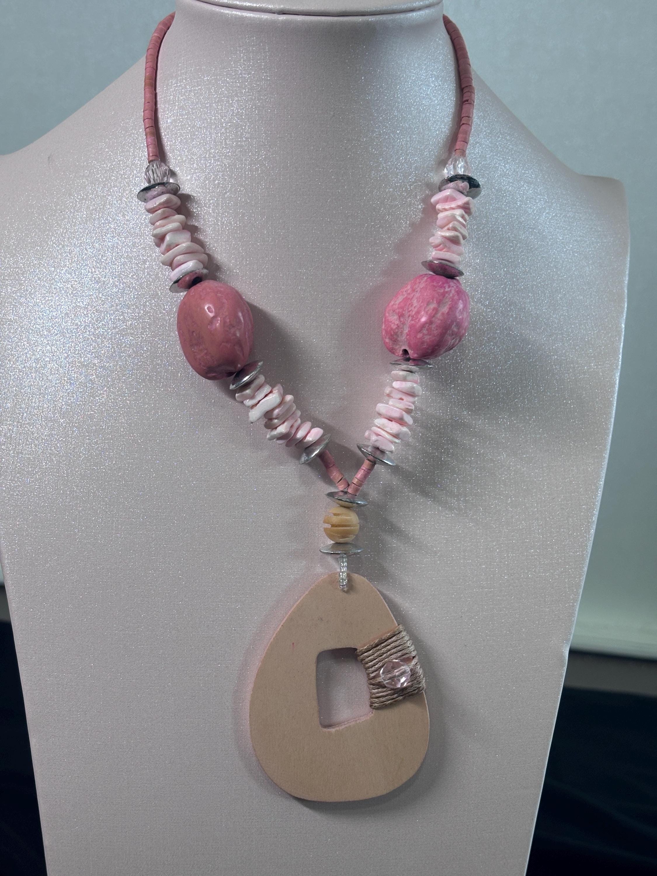 Collana boho rosa con ciondolo in legno | Collana etnica con perline rosa e madreperla | Gioiello estate donna