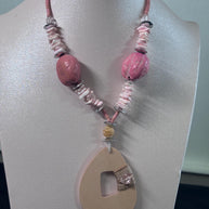 Collana boho rosa con ciondolo in legno | Collana etnica con perline rosa e madreperla | Gioiello estate donna